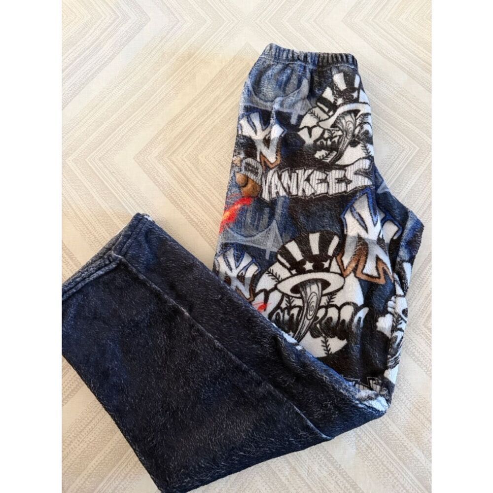 Penelope Wildberry Boys XL Fleece Lounge Pants – NY Yankees Graffiti Design